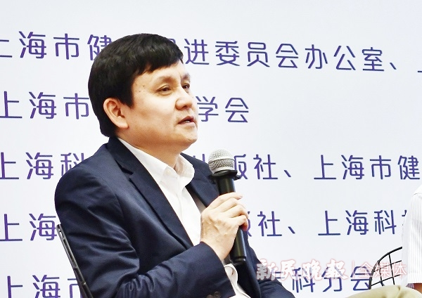 图说：昨天，复旦大学附属华山医院感染科主任张文宏与市民交流 新民晚报记者 孙中钦 实习生 邓沐阳 摄