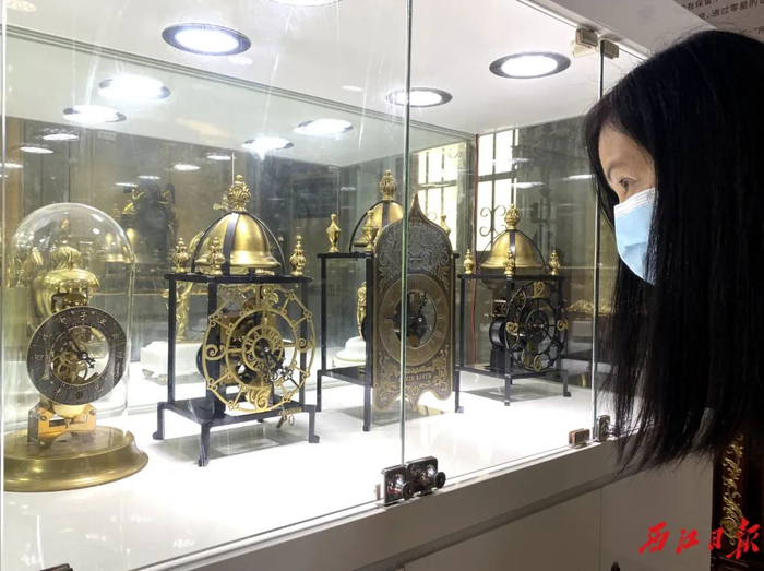 市民在参观利玛窦制钟坊。西江日报记者 潘粤华 摄