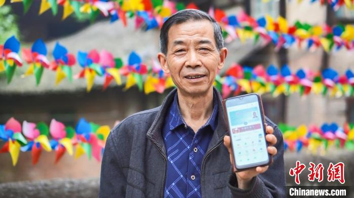 图为重庆市民展示电子社保卡。　陈鑫 摄