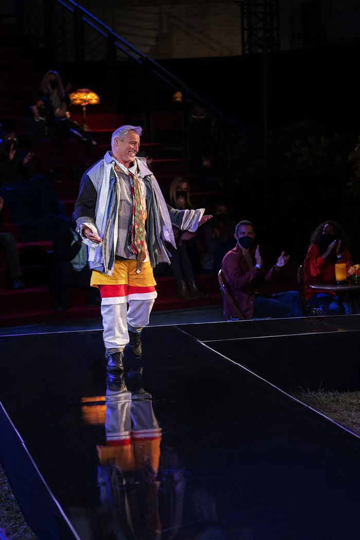 乔伊再现剧中套上多件钱德勒衣服的搞笑场景。