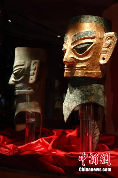 资料图：金面罩青铜人头像，1986年三星堆遗址二号祭祀坑出土。三星堆博物馆供图