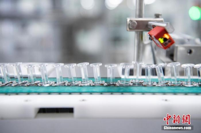 资料图：包装流水线上的预充式注射器装疫苗。 中新社记者 侯宇 摄