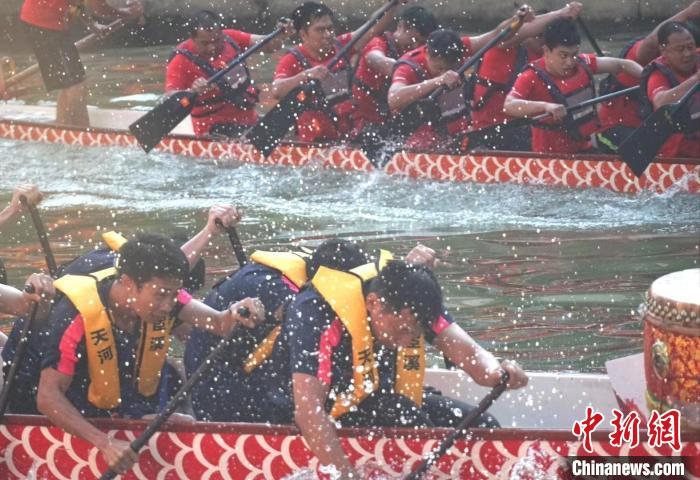 广州“车陂村扒龙舟”历史超过150年。广州市天河区民间文艺家协会 供图