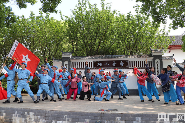 情景舞蹈《张家湾的红灯》表演现场（央广网记者 胡斐 摄）