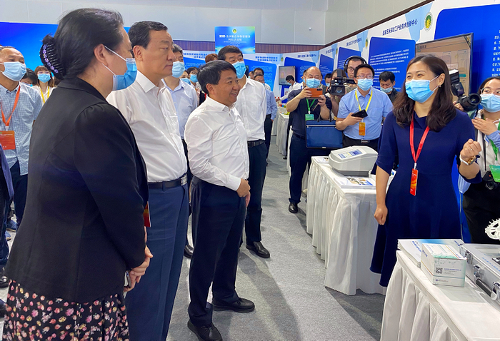 在2021全国粮食和物资储备科技活动周展览活动上，粮食检测技术引关注。