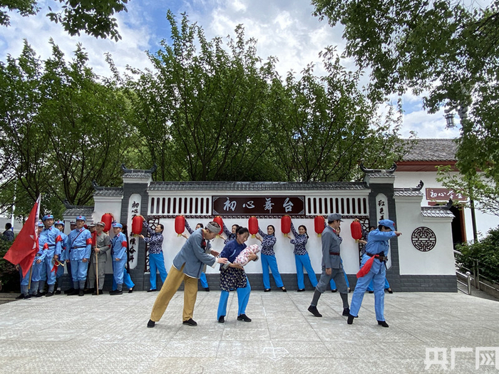 情景舞蹈《张家湾的红灯》表演现场（央广网记者 胡斐 摄）