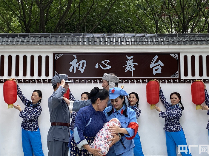 情景舞蹈《张家湾的红灯》表演现场（央广网记者 胡斐 摄）