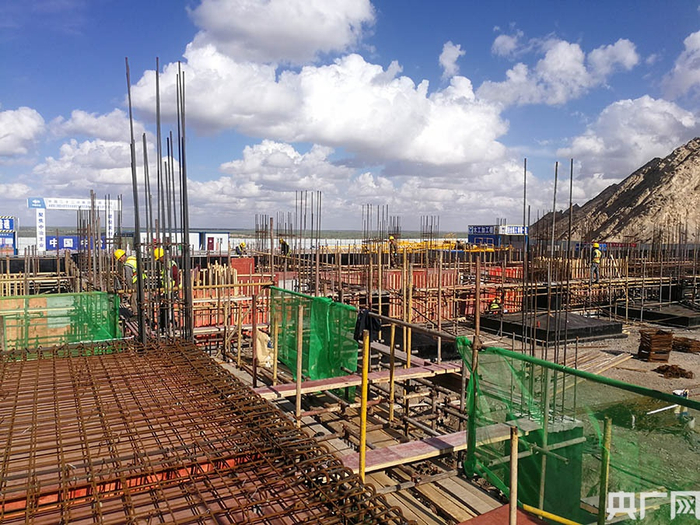 新疆图木舒克市永安湖生态旅游区基础设施建设项目施工现场。央广网发