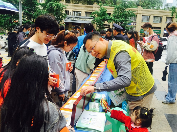 社工韩永泉在禁毒宣传现场（央广网发 江北公安分局供图）