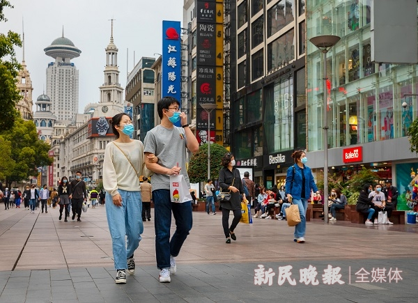 图说：年轻化、时尚化已经成为南京路的重要标签 新民晚报记者周馨/摄