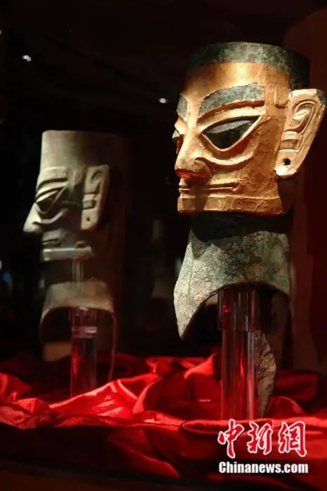 资料图：金面罩青铜人头像，1986年三星堆遗址二号祭祀坑出土。三星堆博物馆供图