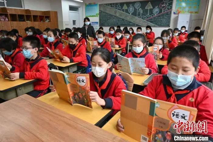 资料图：3月1日下午，河北石家庄翟营大街小学，学生们开启新学期第一节课。翟羽佳 摄