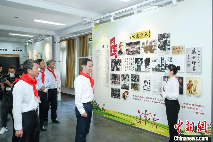 图为出席“时代小先生心向党”活动相关领导嘉宾参观“时代小先生活动10年回顾展”。　宋庆龄基金会供图