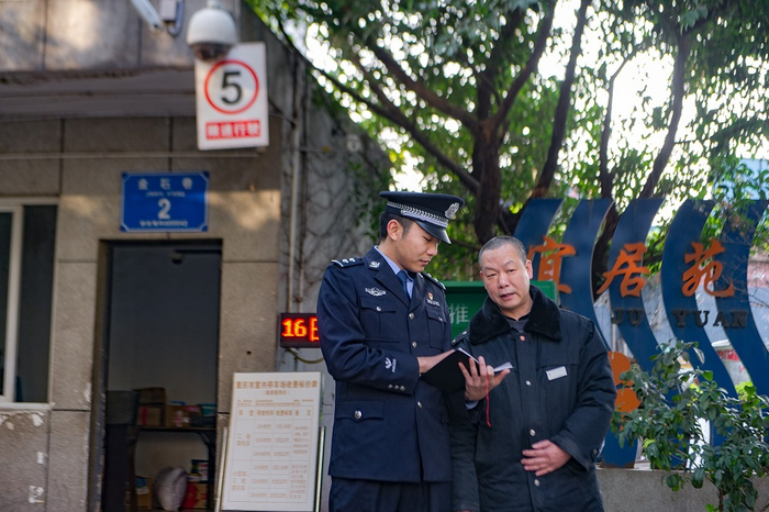 工作中的李俊（央广网发 渝中区公安分局供图）