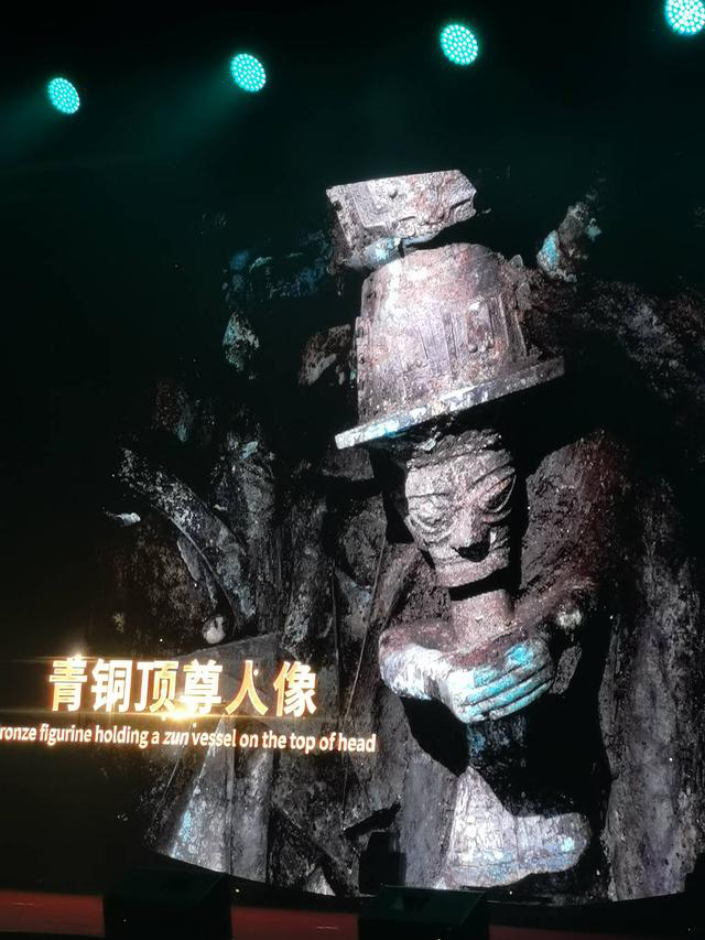 铜顶尊跪坐人像（央广网发 图片来源：央视网）