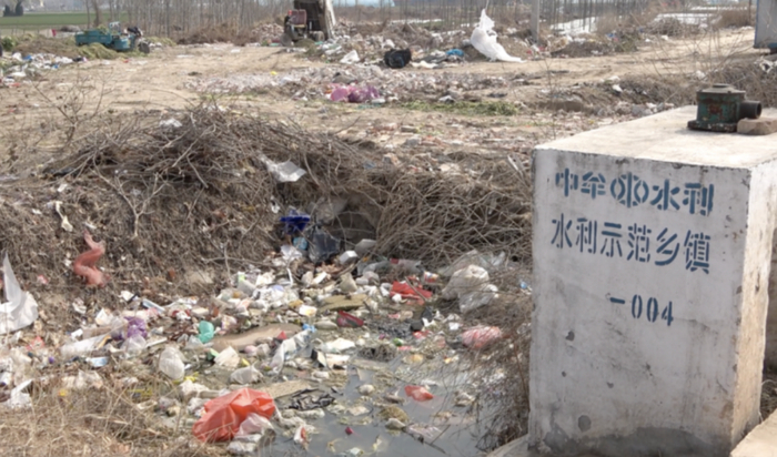 引黄灌溉渠内堆满垃圾。图片来源：生态环境部