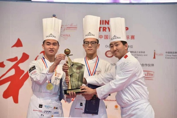 图说：两届冠军队交接CPC国家队奖杯 采访对象供图