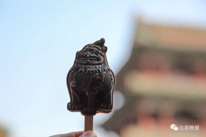 今年五一假期，沈阳故宫文创推出的大殿雪糕和神兽雪糕受到游客的喜爱。视觉中国 供图