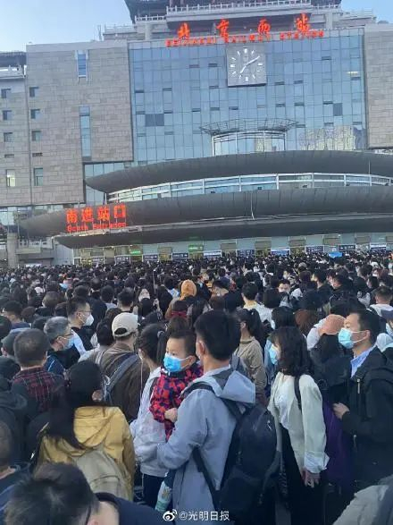 滞留在北京西站的旅客 图自@光明日报