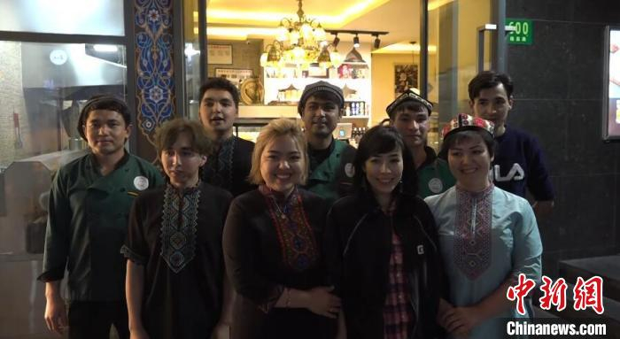 孜巴和杨浦区隆昌路餐馆的员工合影。 张践 摄