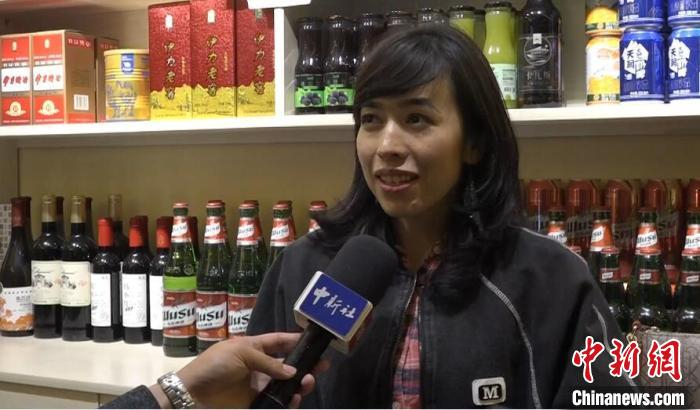 孜巴在餐馆接受中新社记者采访。 张践 摄