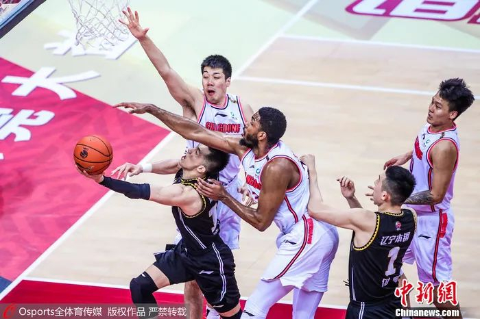 两队在比赛中。图片来源：Osports全体育图片社