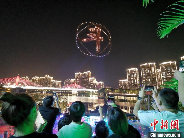 无人机表演引市民驻足参观。　张金川 摄