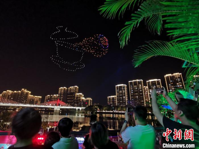 无人机在空中摆出的图案。　张金川 摄