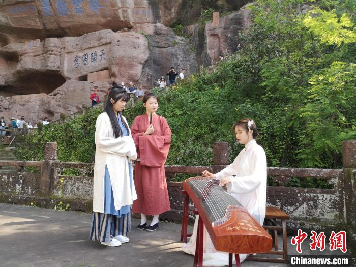 齐云山古装表演。 刘浩 摄
