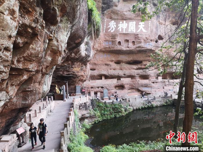 齐云山丹霞地貌景观。 刘浩 摄