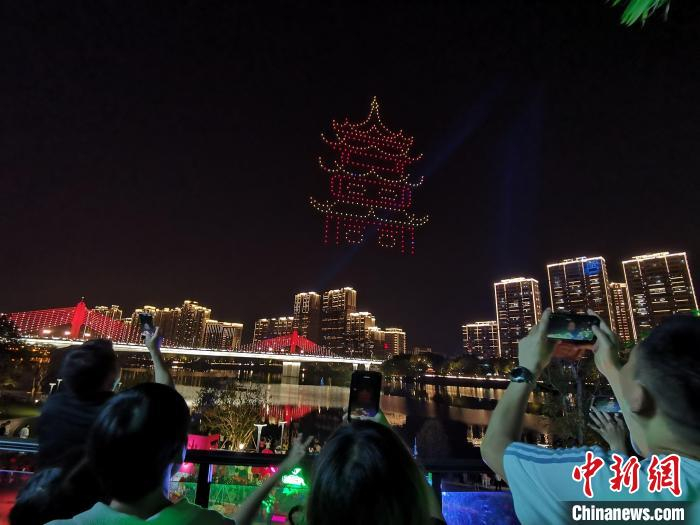 无人机表演引市民驻足参观。　张金川 摄