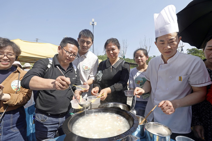 游客们在体验美食制作（央广网发 向成国摄）