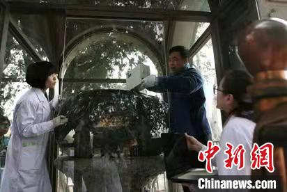 课题组对渎山大玉海开展科技检测与研究。科学出版社 供图