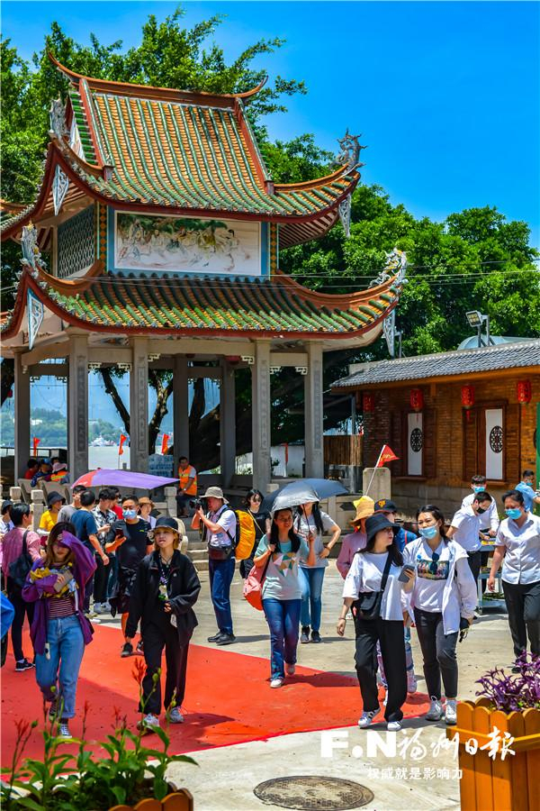 长乐猴屿乡迎来众多游客。陈暖 摄