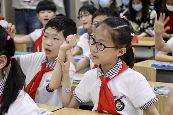 图说：教学改革后，英语小班化教学让学生有了更多开口的机会
