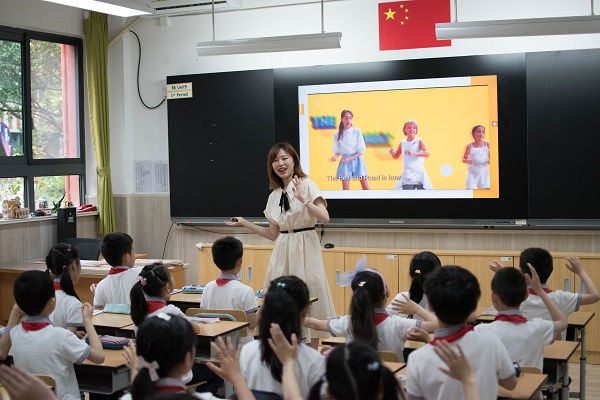 图说：虹外一小张旺老师正在上公开课  采访对象供图 （下同）