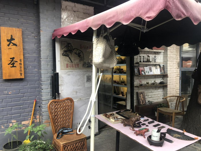 798内的手工艺品店。摄影/叶徐彤