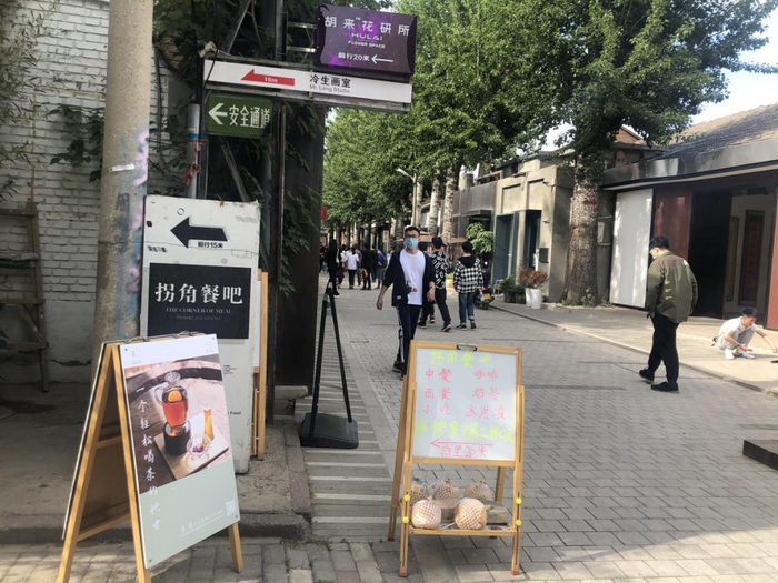 街边的餐饮店。摄影/叶徐彤
