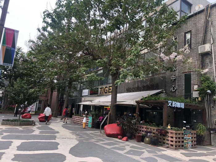 798沿街商铺。摄影/叶徐彤