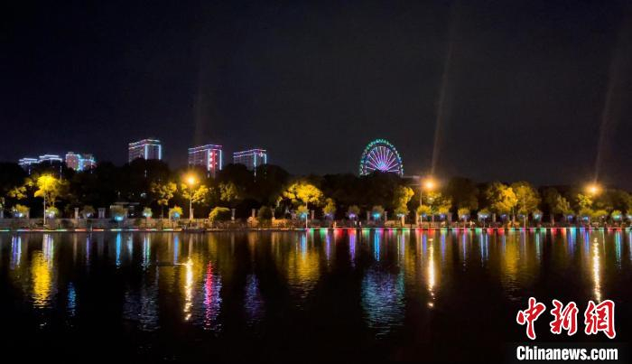 花园村夜景。　汪旭莹 摄