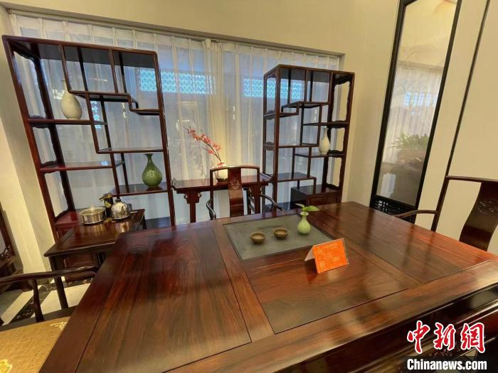 花园红木家具城，一商户展示的红木家具成品。　张斌 摄