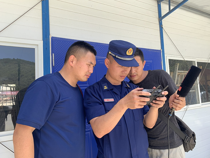 　　云南省森林消防总队无人机搜索小组正在搜索隐没在山林里的野象。 本文图片除署名外均由澎湃新闻记者 王万春 摄