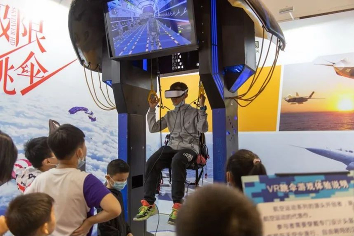 小朋友体验VR跳伞游戏  耿骏宇 摄
