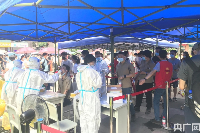 广州地铁严格落实“戴口罩、测体温、过安检”等进站检查措施（央广网发 广州市宣供图）