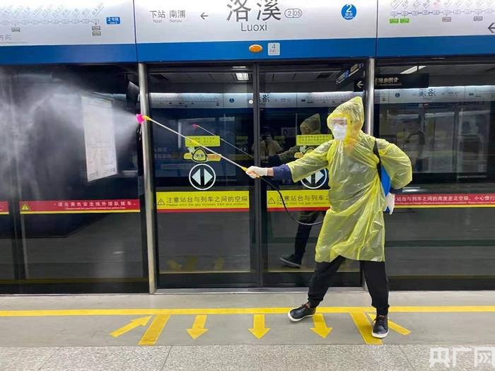 保洁人员正在广州地铁站内消毒（央广网发 广州市宣供图）
