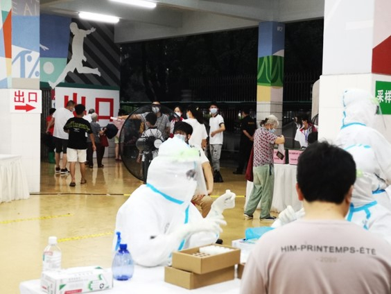 图：31日广州市海珠区某核酸检测现场（林志吟/摄）