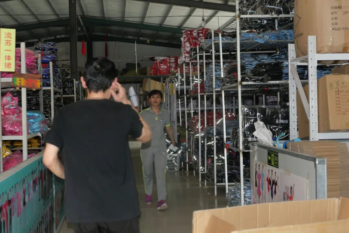 ▲徐伟夫妇穿梭在仓库中，拿货都是一路小跑，走路带风。