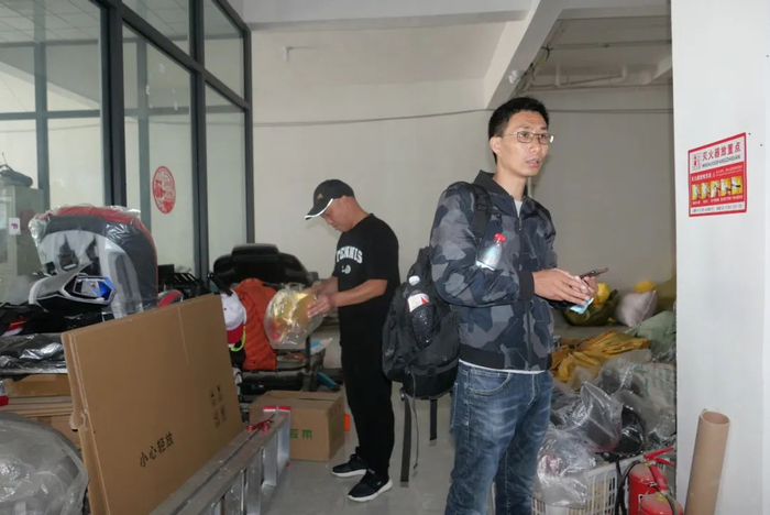 ▲因曹县演出服产业在网上走红，来自云南大理的余先生（右）和广西桂林的赵先生（左）特意来到曹县大集镇为景区进货，希望能为七八月份的演出找到合适的古装儿童汉服，如果有合适入手的款式，他们希望能和当地公司达成长期合作。