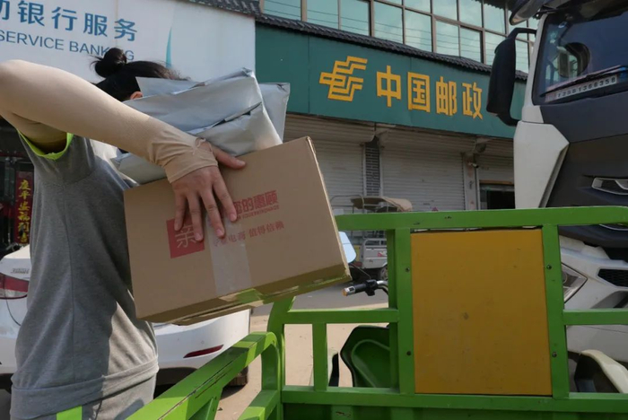 ▲赵金平将要发的货运到快递点。村民们有时候赶不上快递车统一收货的时间，便会自己开车将货物送到快递点。