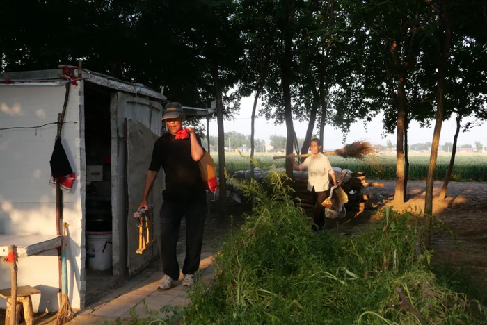 夕阳西下，徐伟父母筛完了菜籽回家，准备烧火做饭。